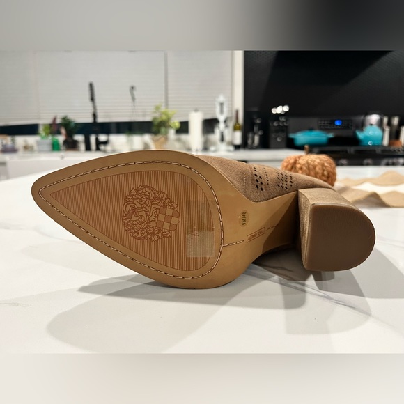 NWT Vince Camuto Cathryna Bootie - Picture 4 of 4